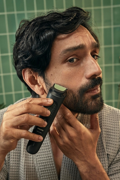 Man shaving beard with Philips All-in-One Trimmer 3000