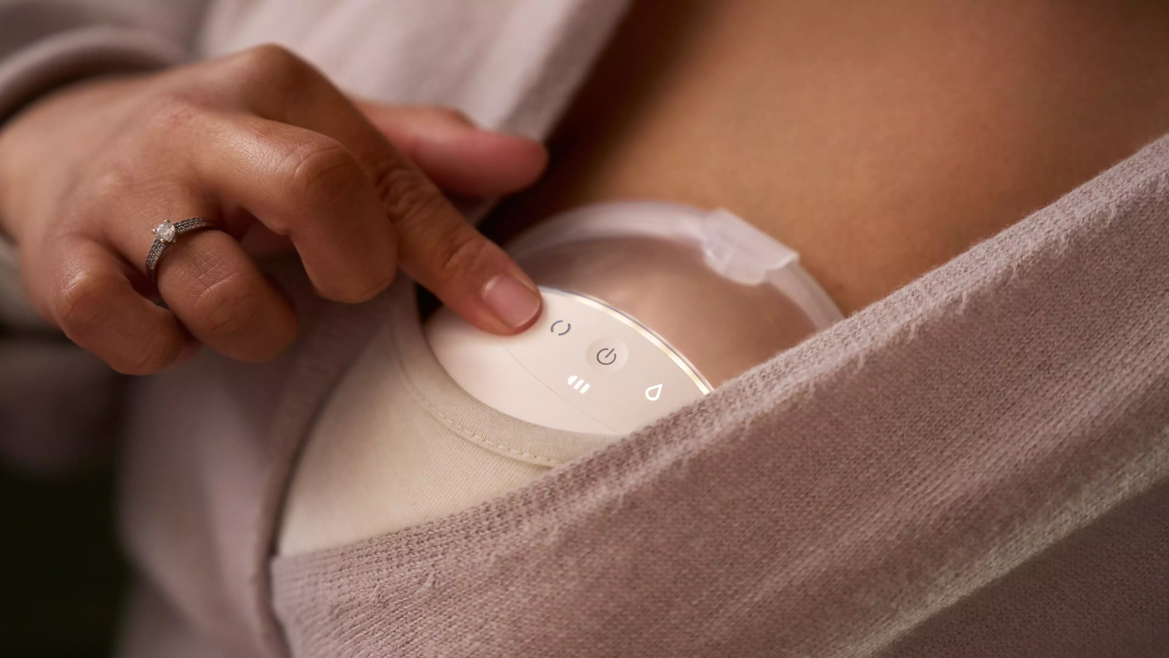 kobieta włączająca laktator Philips Avent Natural Care