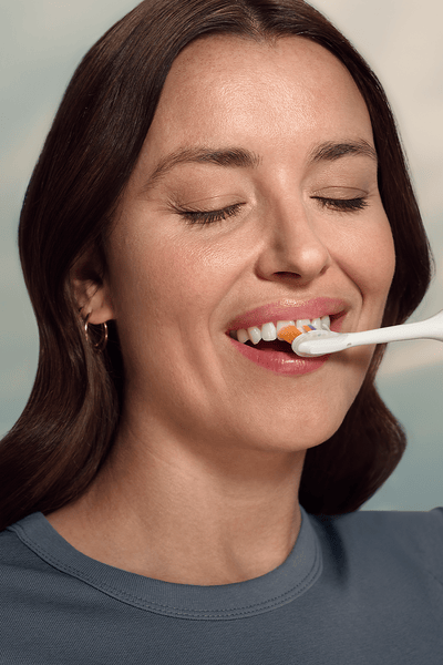 Une femme se brossant les dents.
