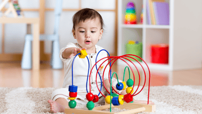 Niños pequeños jugando con juguetes educativos