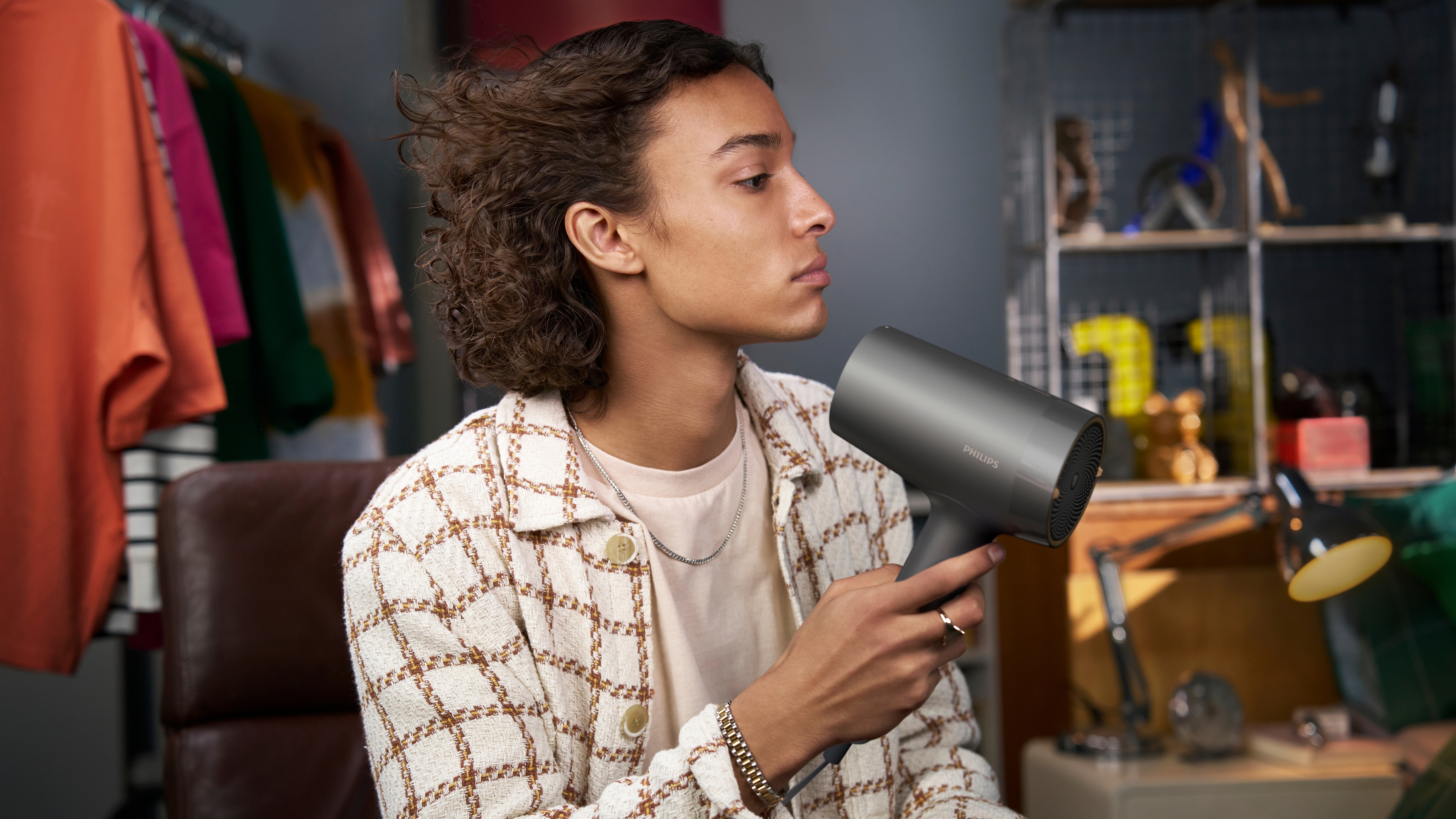 Волосся середньої довжини сушіння феном