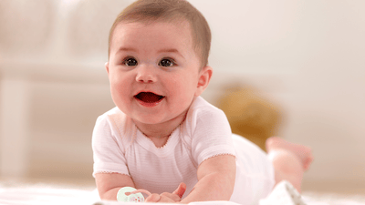 תינוק מחייך