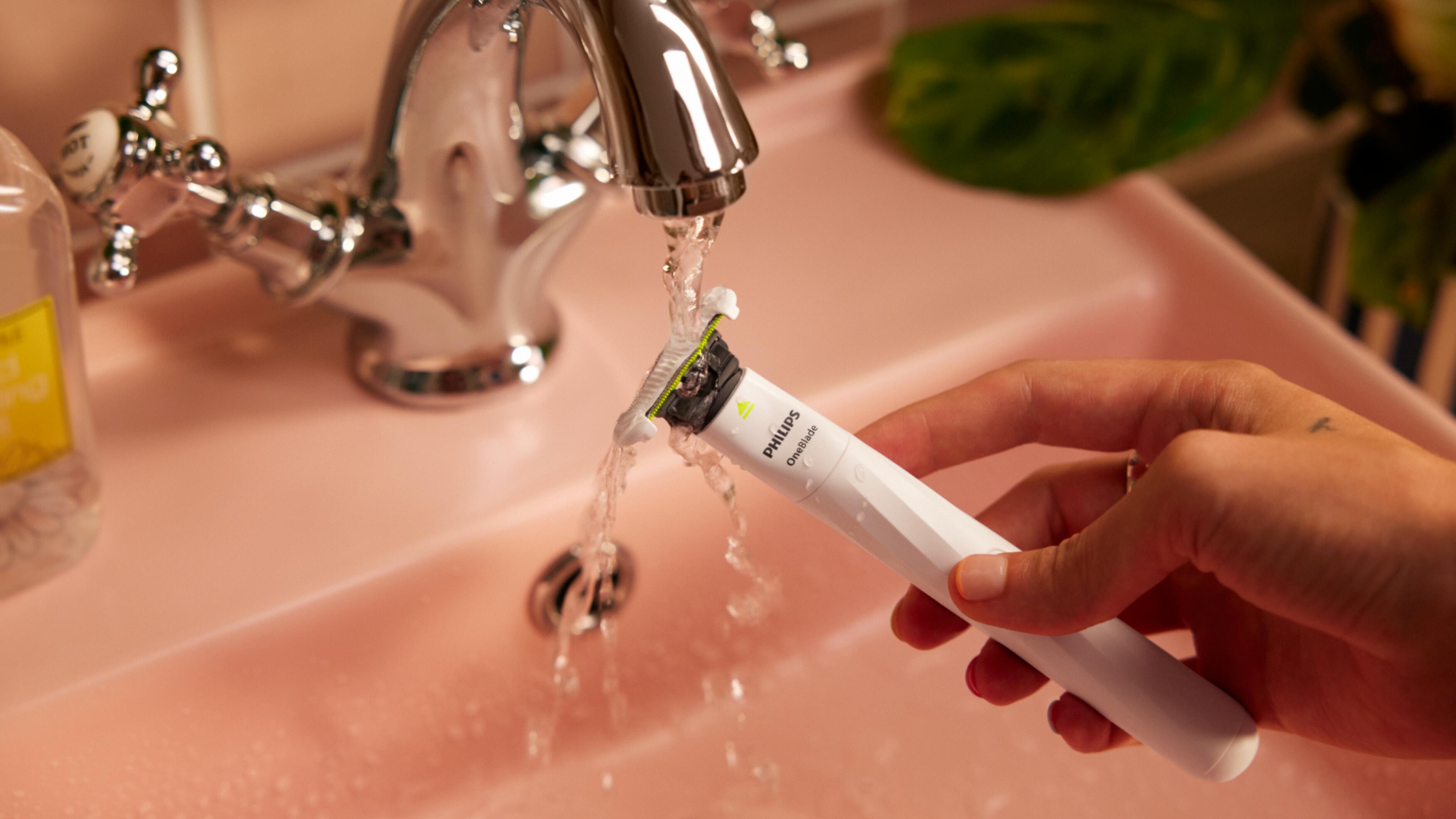 Czyszczenie OneBlade Intimate pod wodą