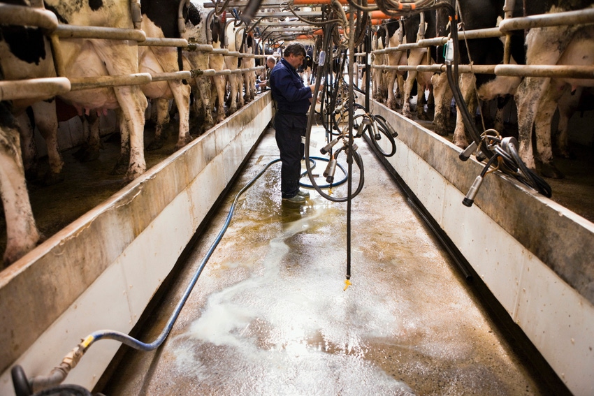 Farmer milking cows_Jupiterimages_BananaStock_Thinkstock-86522006.jpg