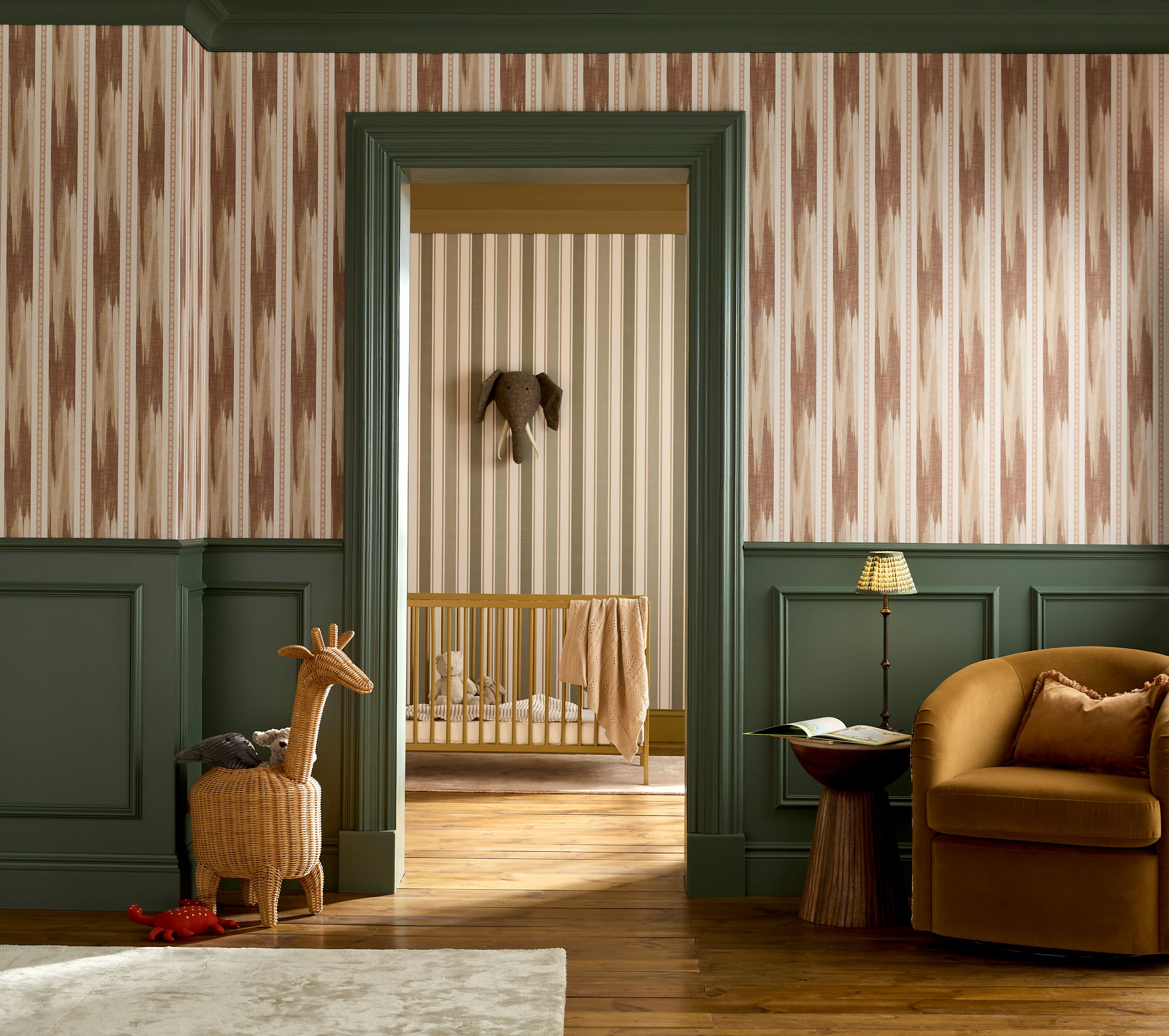 Forge Stripe Terracotta Behang in een hal setting