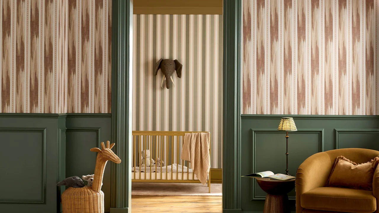 Smeed Streep Terracotta Behang met Uluwatu groene wandpanelen en Foundry Streep Bos in een kinderkameromgeving