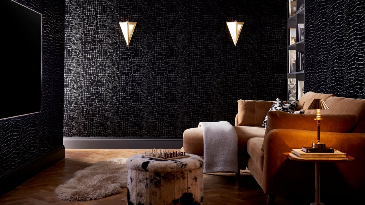Crocodile Noir wallpaper in a living room setting