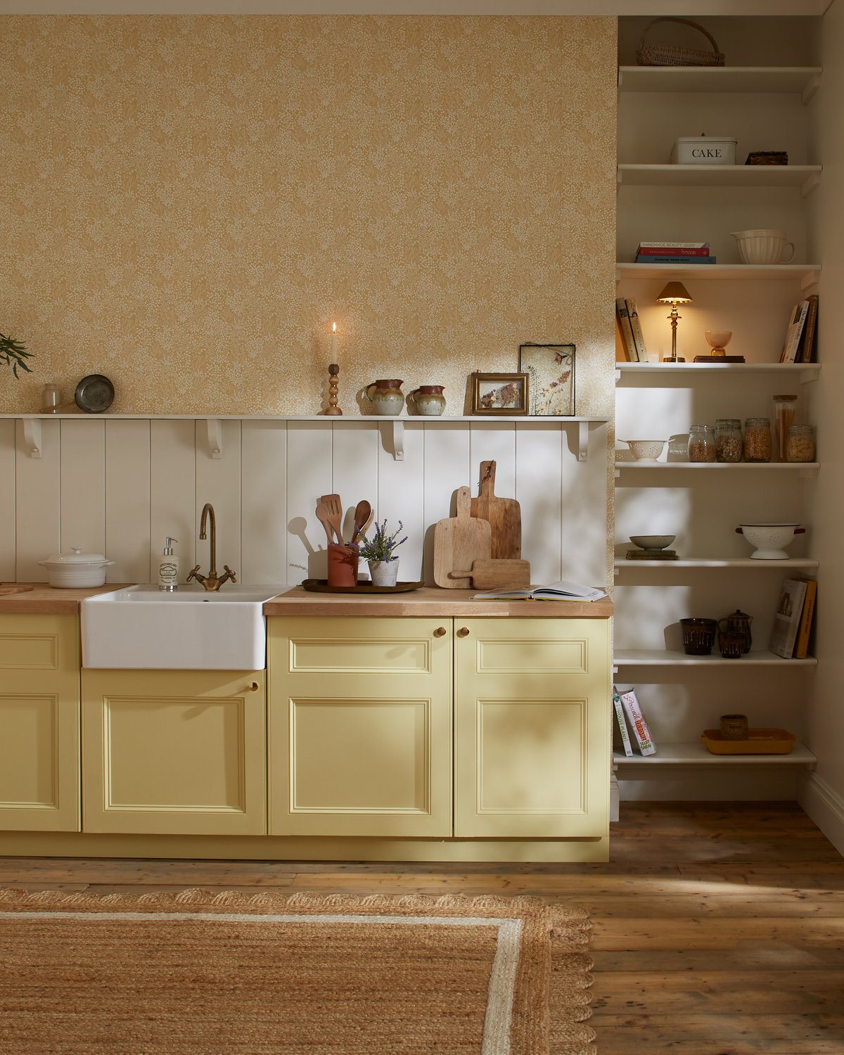 Daisyfield Cremebrulee wallpaper in a kitchen setting