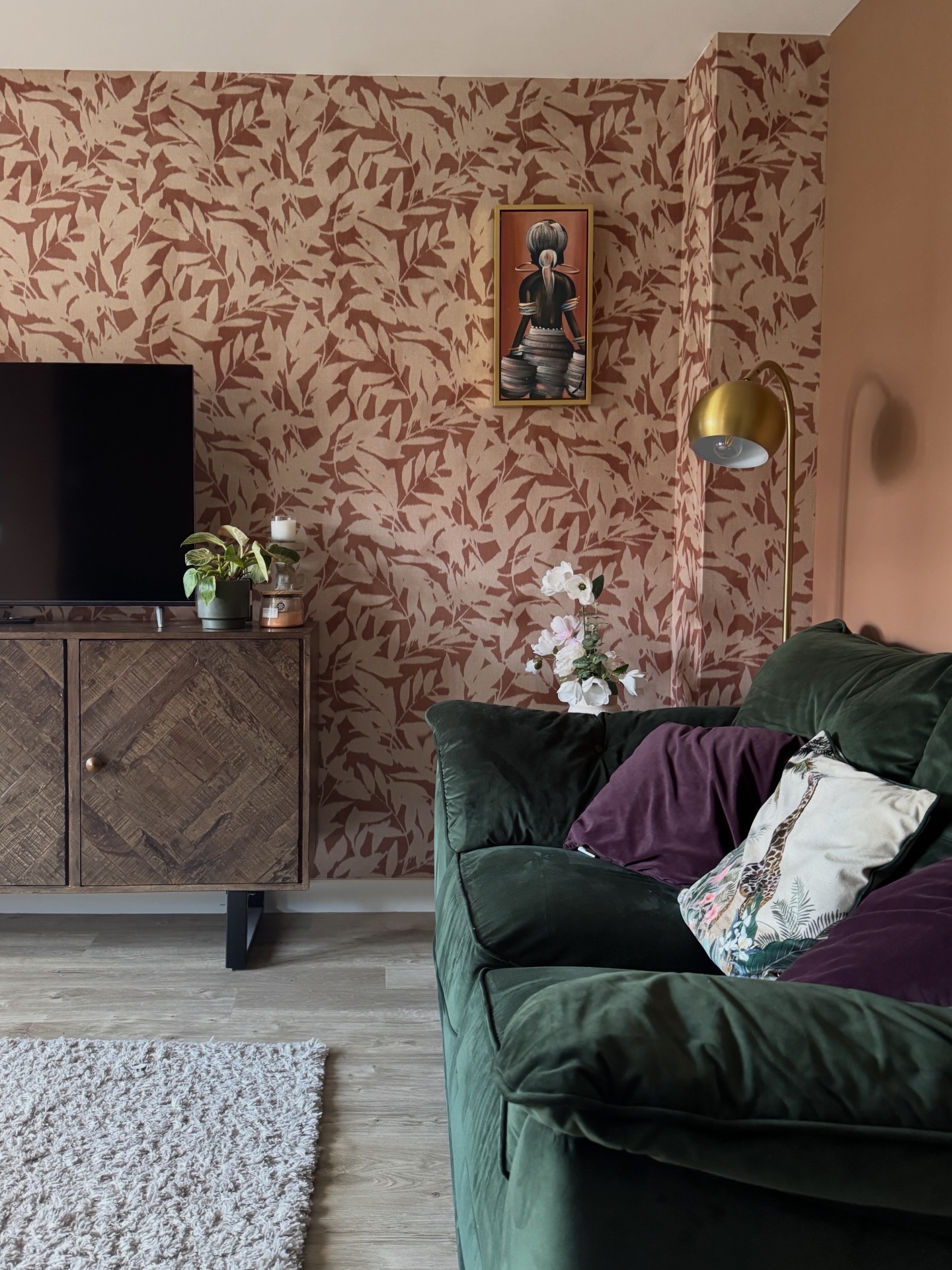 North facing room featuring hot mocha paint and Shadow Play Clay Wallpaper. Credit: @dulciebuttons