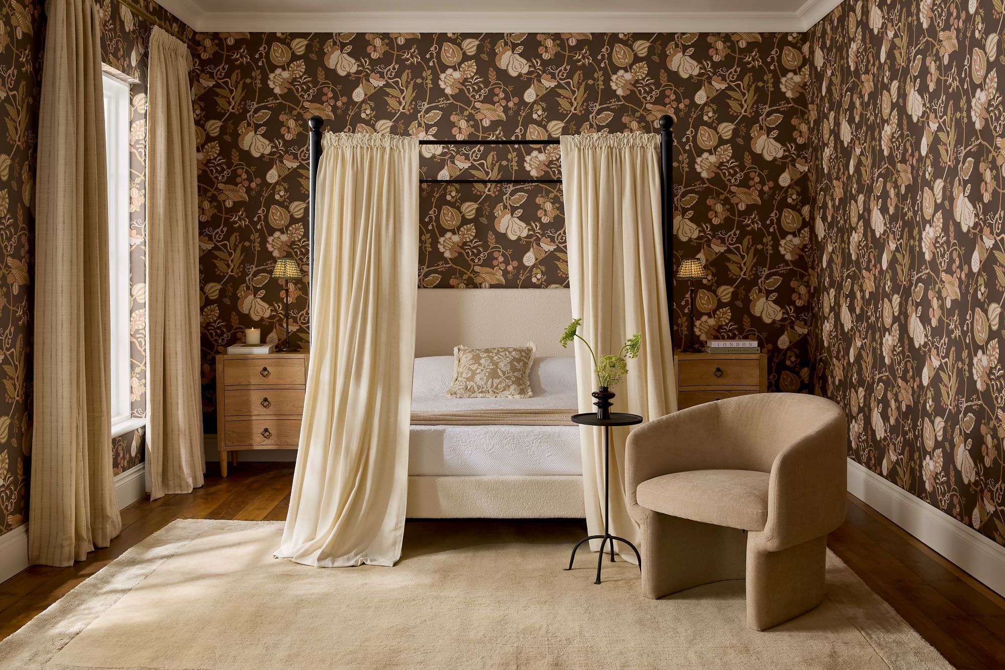 Orchard Tapestry Chocolade Behang in een slaapkamer met Zachte Kalksteen Gordijnen rond het hemelbed en Weide Steek Vlas Gordijnen die het raam sieren