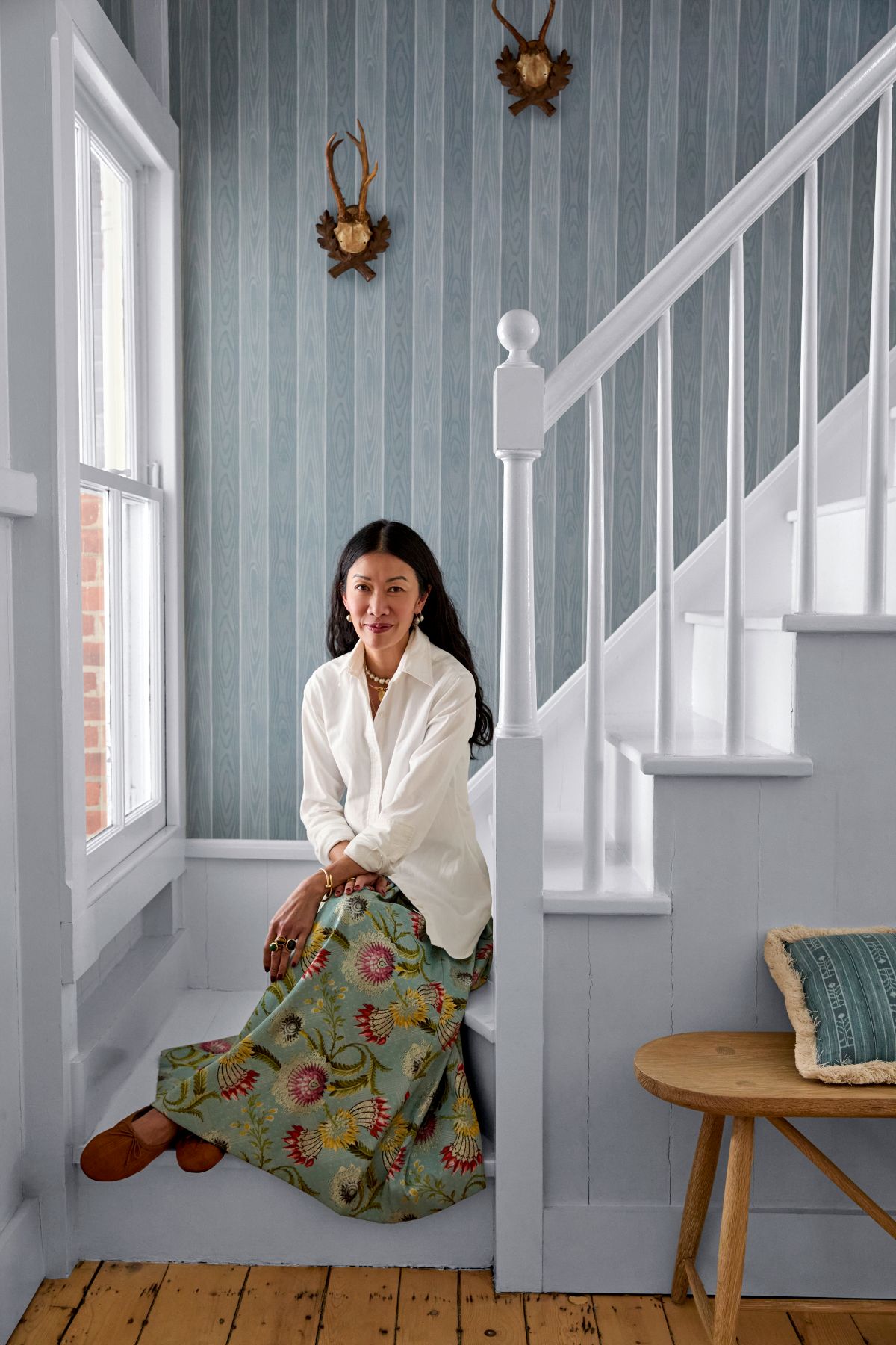 Papier peint Moire Faux Bois Ciel sur un escalier avec Kate Berry