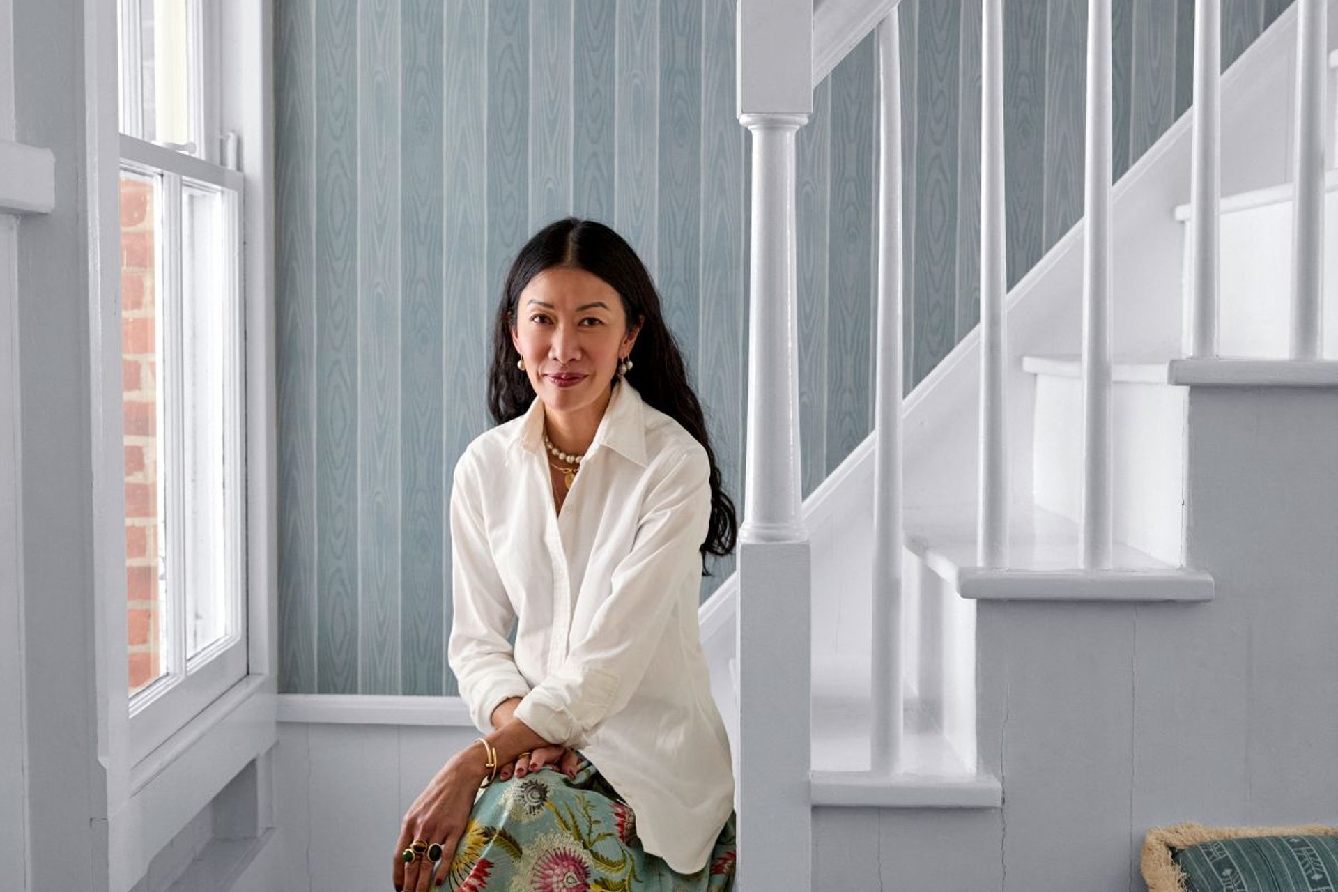 Papier peint Moire Faux Bois Ciel sur un escalier avec Kate Berry