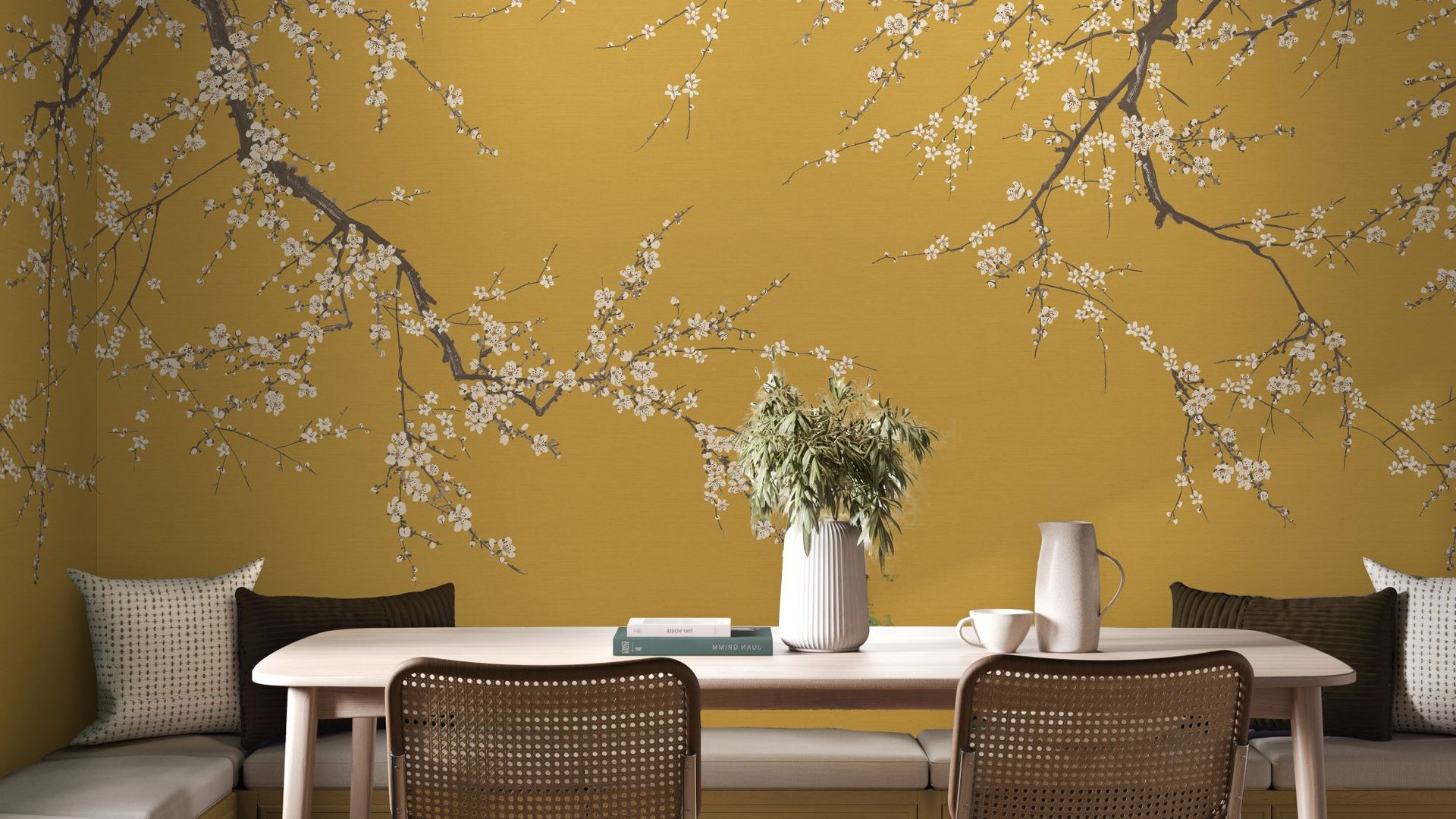 Sakura Turmeric Op Maat fotobehang met perfect bijpassende verf in een eetkameromgeving