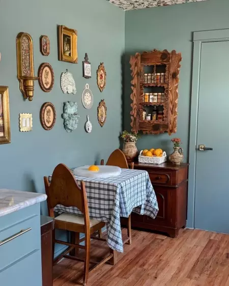 1946 paint in a kitchen. Credit: @candycolouredhome