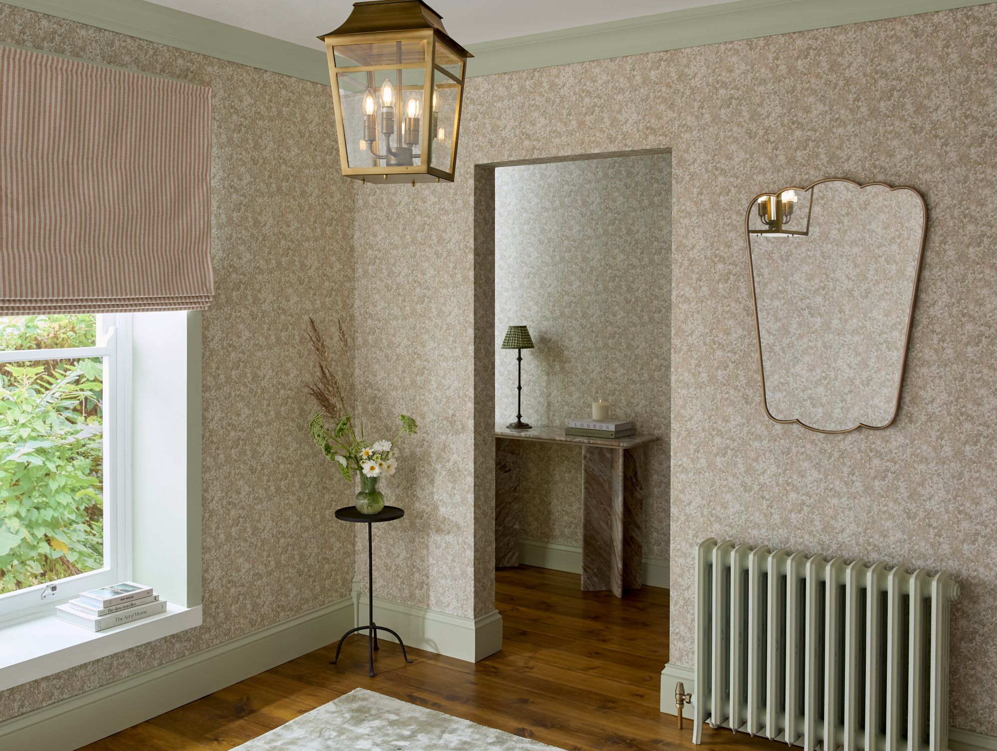 Marbre Soft Sage Behang met Soft Sage Verf op de plinten in een hal setting