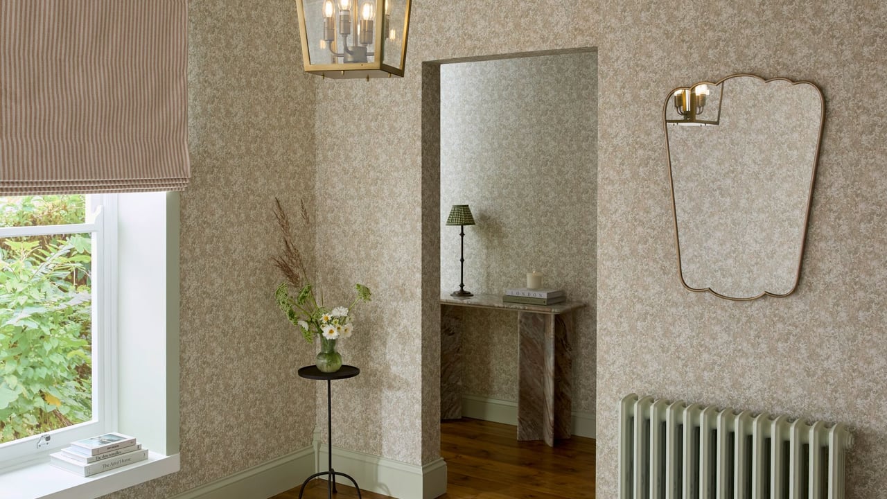 Marbre Soft Sage Behang met Soft Sage Verf op de plinten in een hal setting