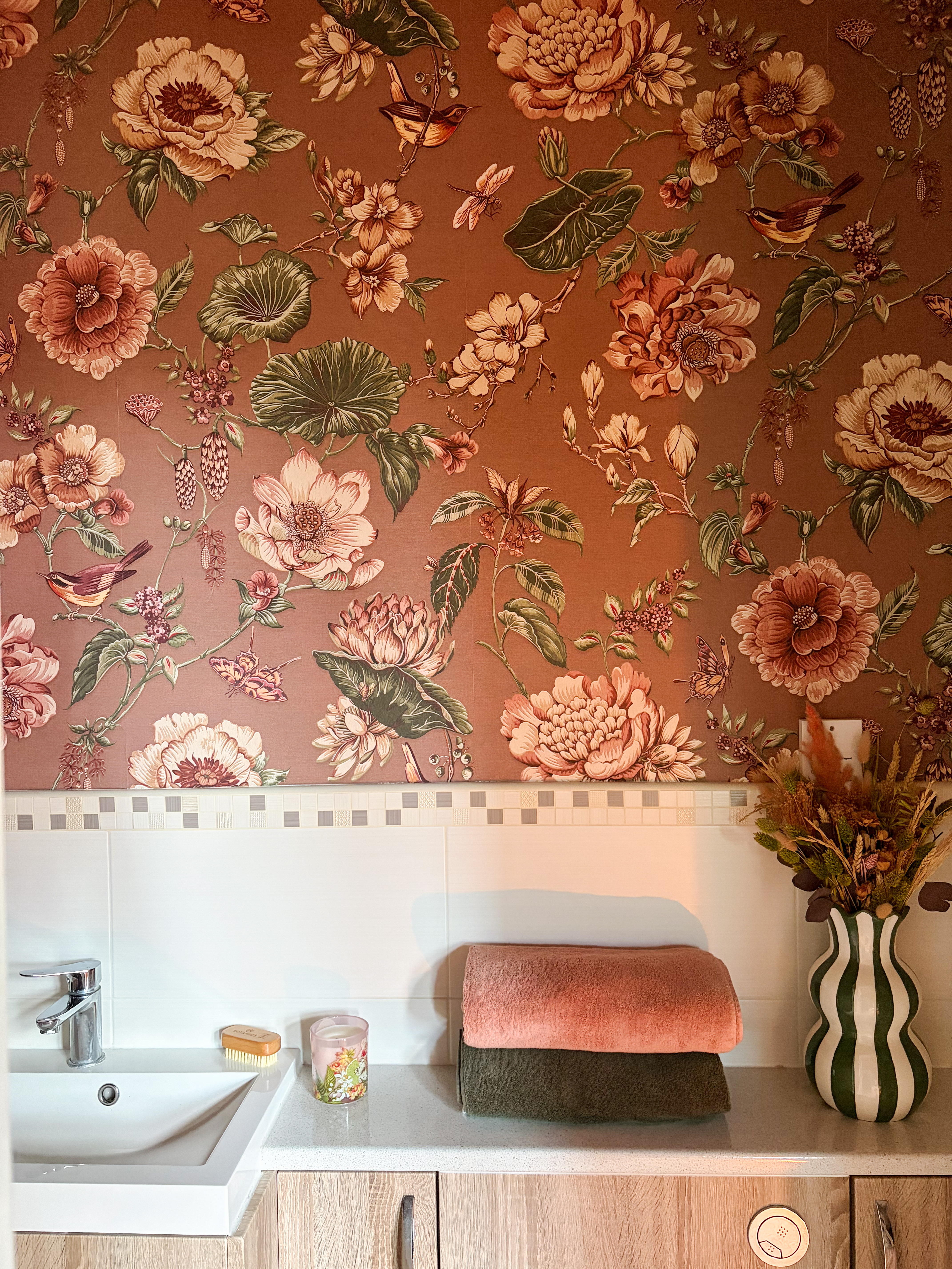 Image of bathroom containing Roselle Grove wallpaper