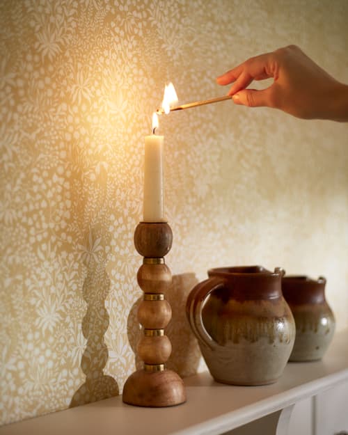 Daisyfield Cremebrulee wallpaper in a soft candlelit room