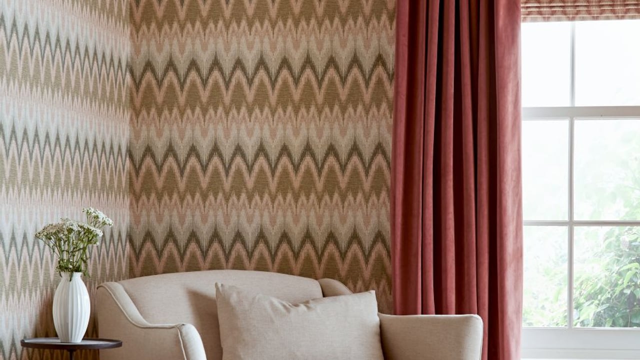 Zigzagare Groene Behang werkte samen met Opulence Vintage Moerbei Gordijnen in een woonkameromgeving