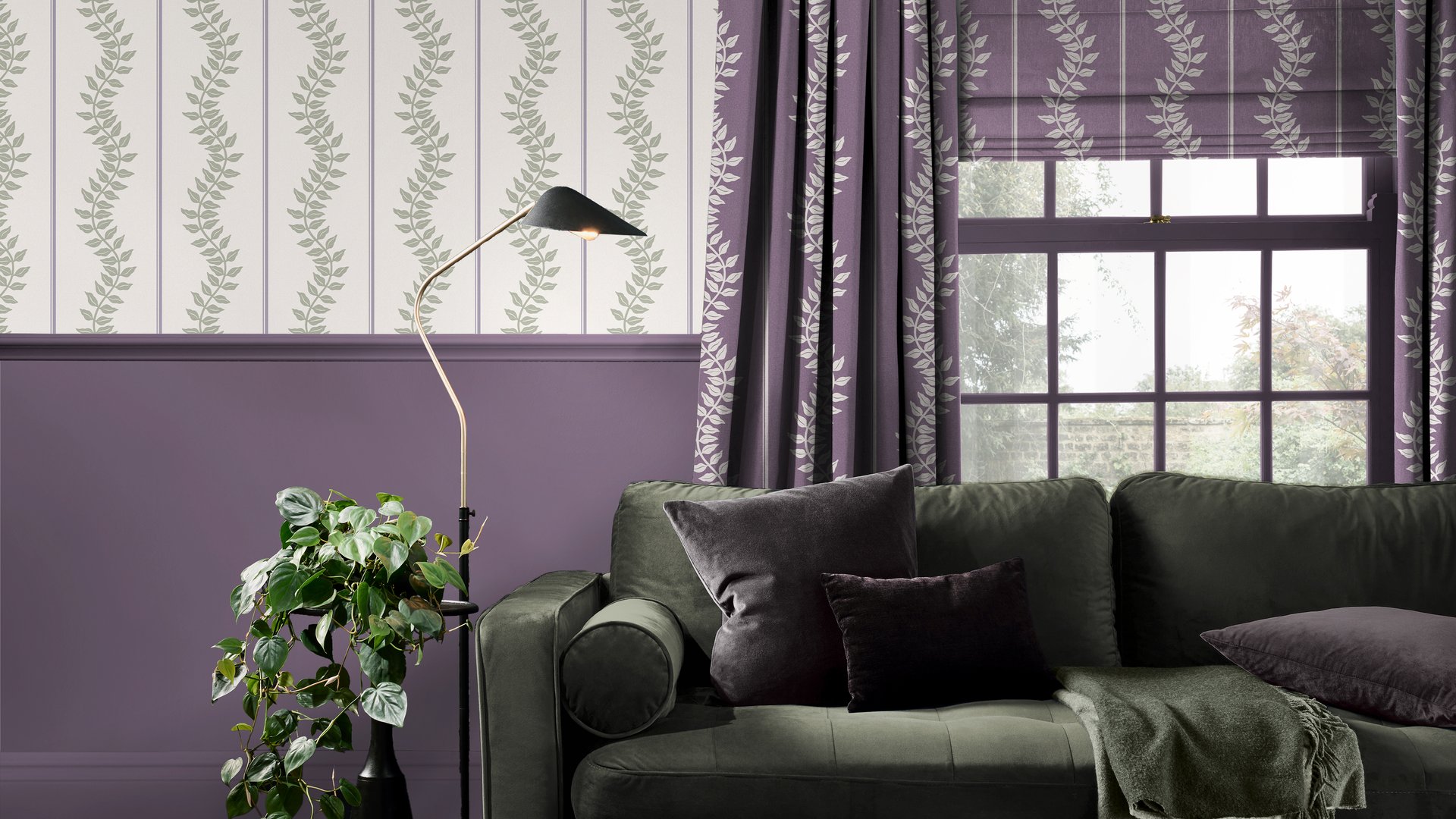 Laurierblad Streep Paarse Gordijnen met perfect bijpassende verf in een woonkameromgeving