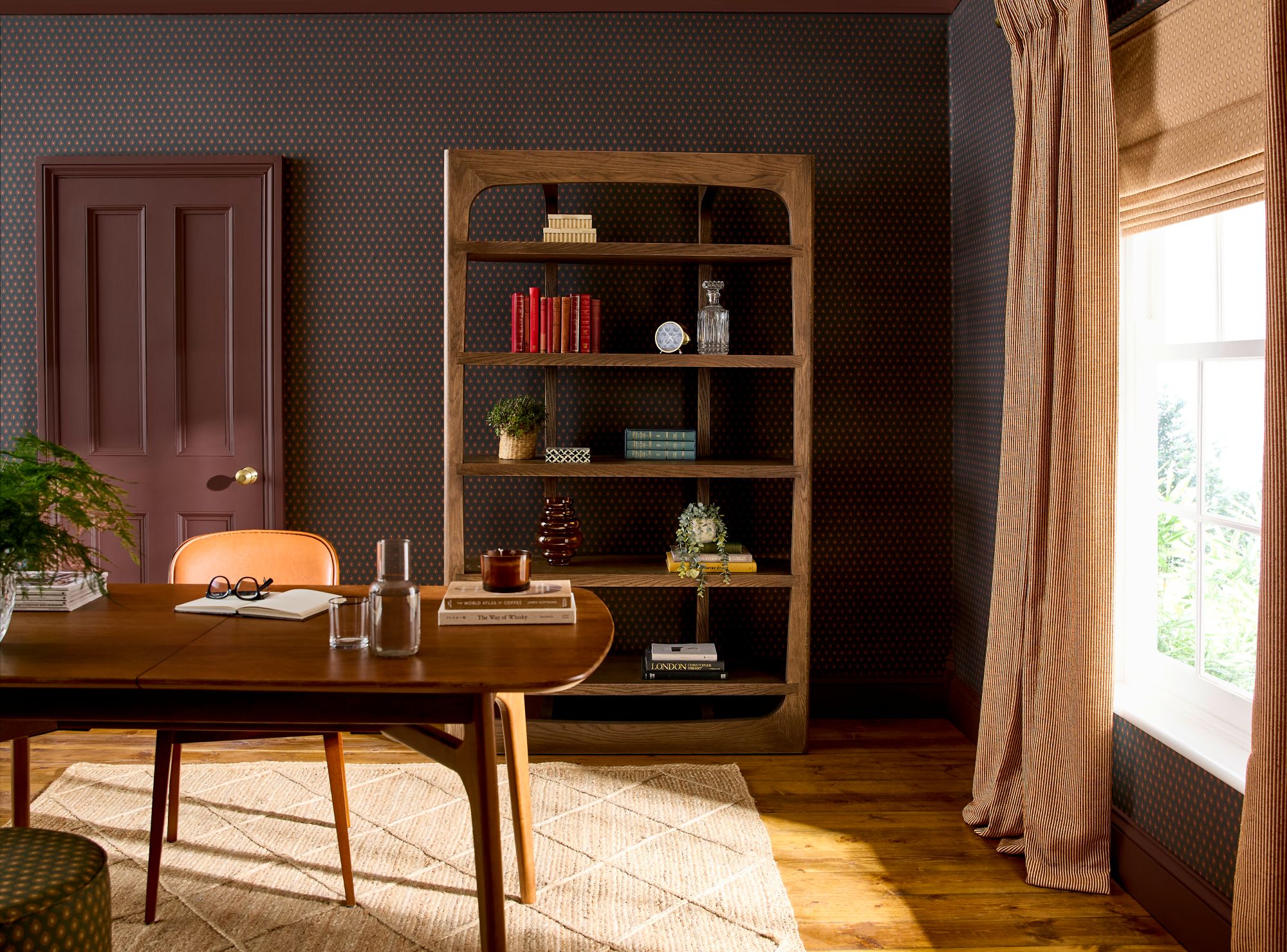 Orchard Tapestry Chocolade Behang in een slaapkamer met Zachte Kalksteen Gordijnen rond het hemelbed en Weide Steek Vlas Gordijnen die het raam sieren