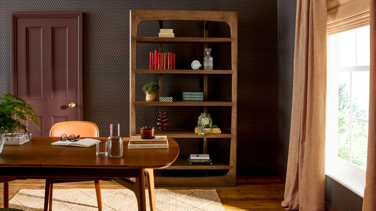 Orchard Tapestry Chocolade Behang in een slaapkamer met Zachte Kalksteen Gordijnen rond het hemelbed en Weide Steek Vlas Gordijnen die het raam sieren