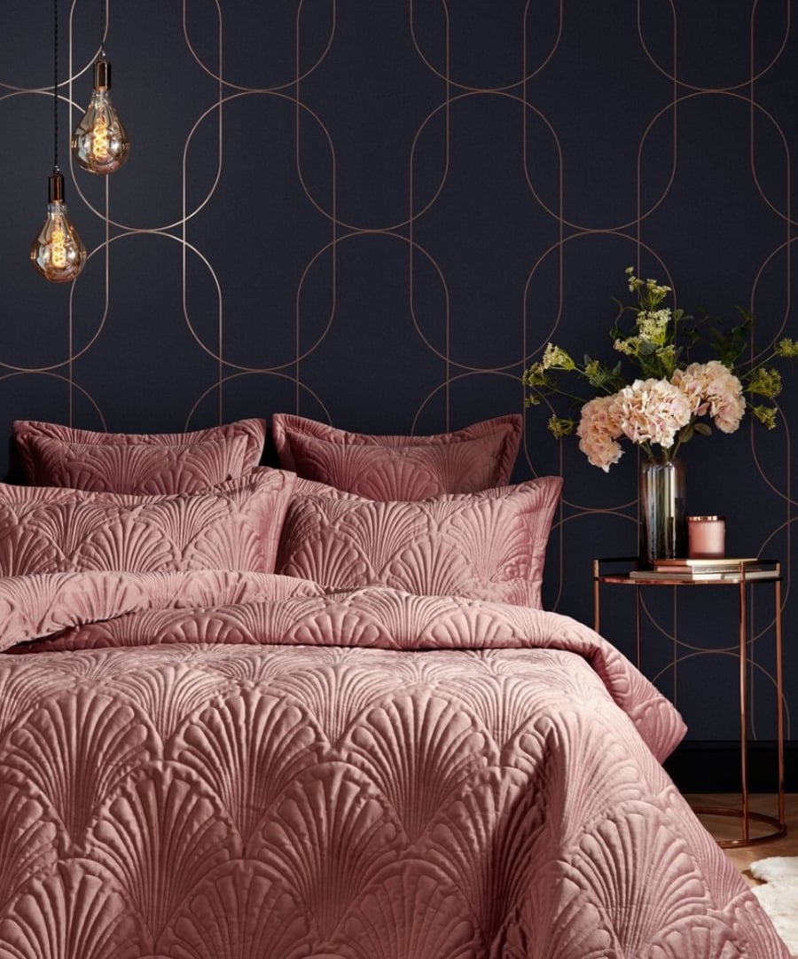 Papier peint Palais bleu marine et cuivre dans une chambre