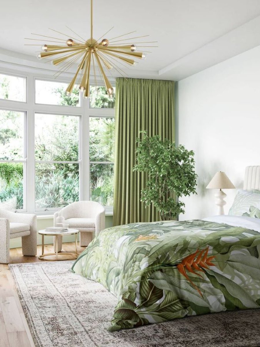 Borneo Powder Bedlinnen gecombineerd met Santorini Martini verf, G&B Witte verf en Campanile Donkergroene gordijnen