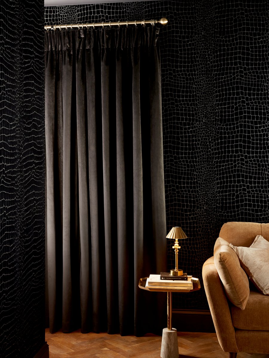 Rideaux sur mesure Opulence Noir et papier peint Crocodile dans un salon
