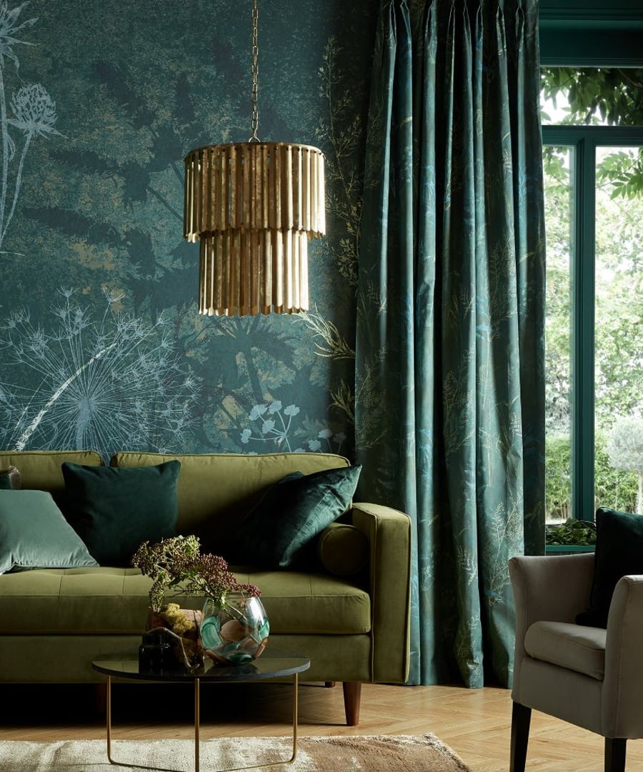 Restaurer une fresque émeraude dans un salon