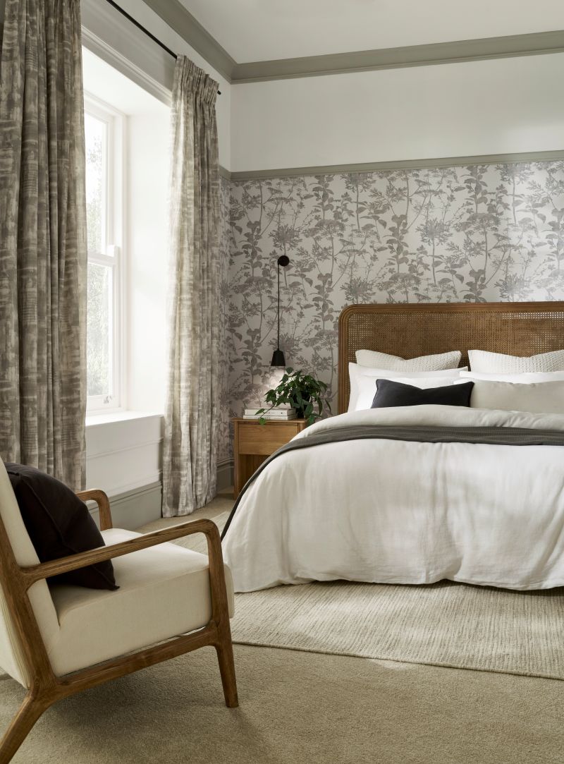 Rideaux Neutres Reecho et Papier Peint Esther Stone dans une chambre