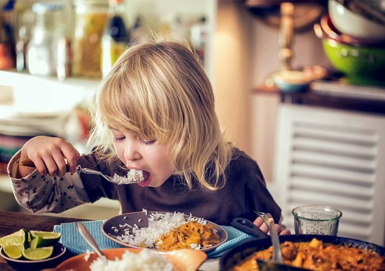 Como remover nódoas de molhos à base de caril