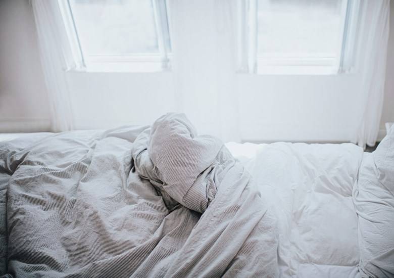 Cómo eliminar manchas de fundas de almohada y sábanas