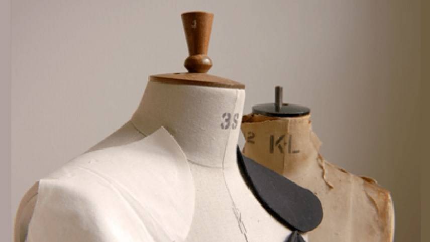 Reparar ropa mediante el remiendo de tejidos