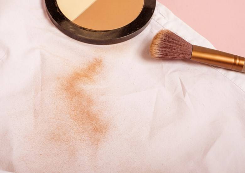 Cómo eliminar manchas de maquillaje