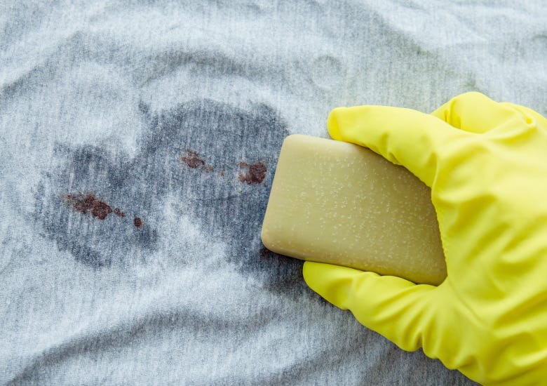 Dicas para remover manchas de roupas com Vanish