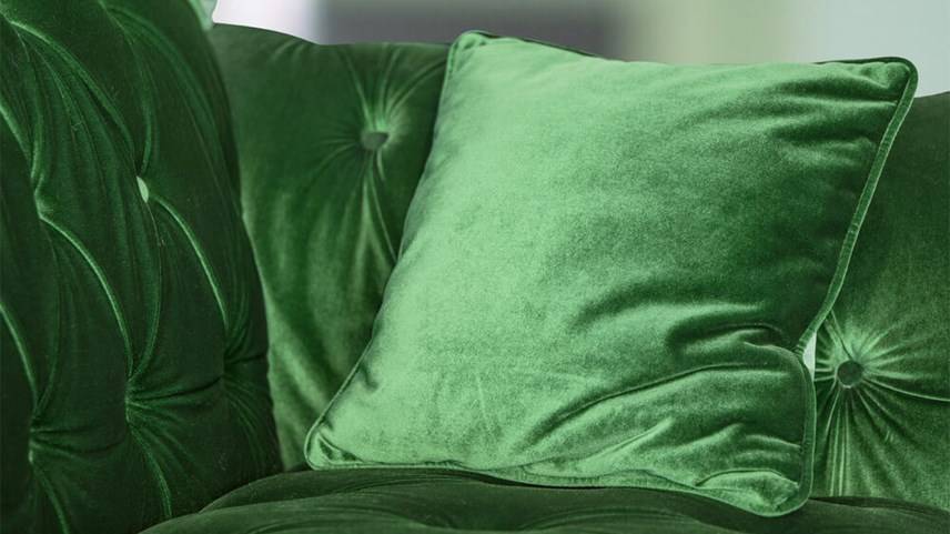 Usuwanie wymiocin z sofy