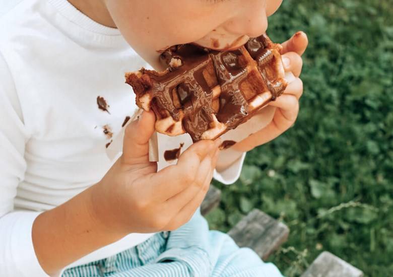 Como tirar mancha de chocolate da roupa e recuperar o tecido