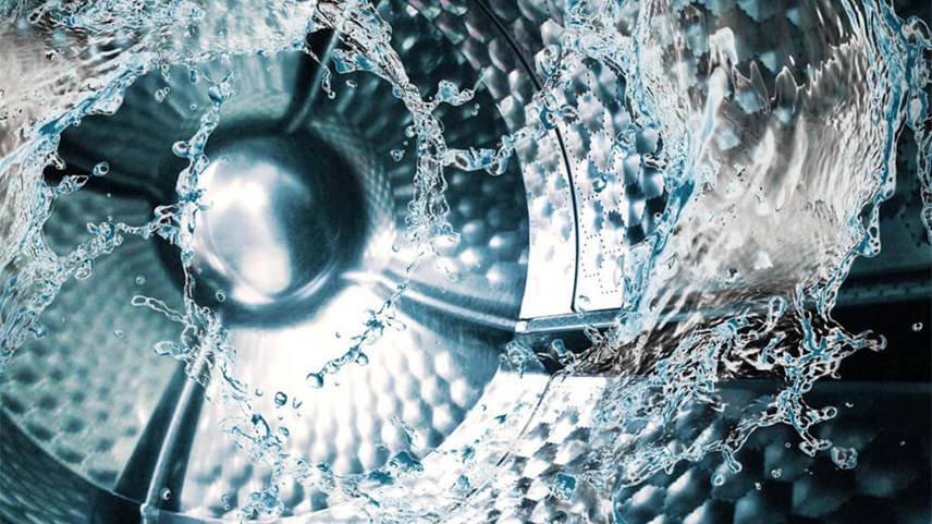 ¿Por qué la ropa huele a rancia tras lavarla?