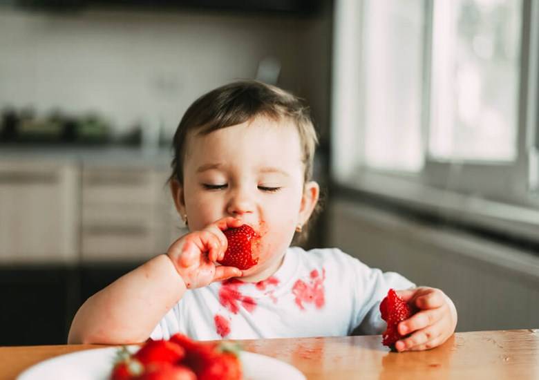 Vlekken van fruit, fruitsap en confituur