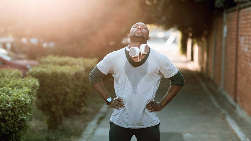 Por que minhas roupas cheiram mal?