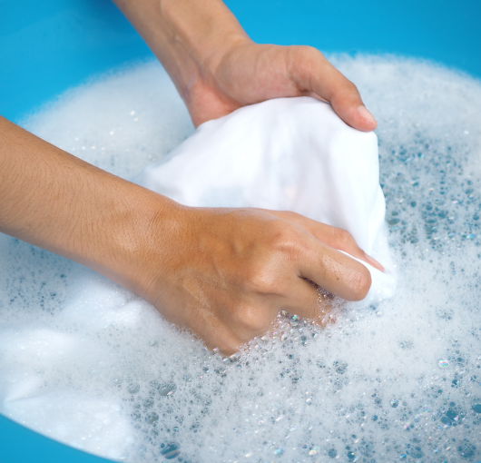 Restregando ropa blanca