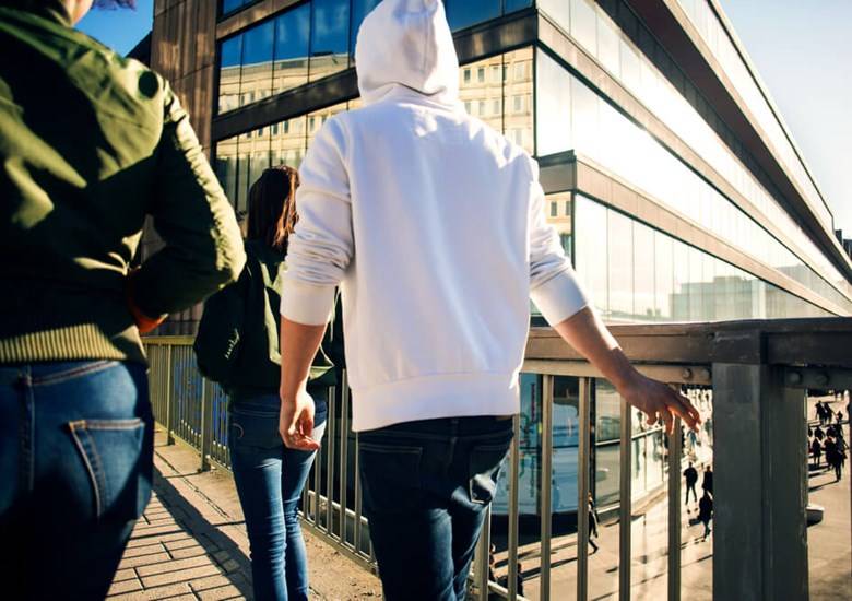 Cómo eliminar manchas de sudaderas y camisetas