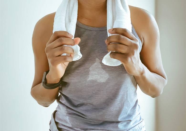 Como remover odores de suor das roupas