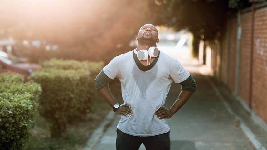 ¿Por qué huele la ropa?