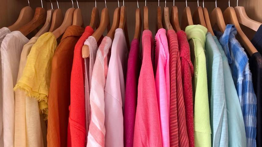 Como remover manchas de chá de roupas coloridas