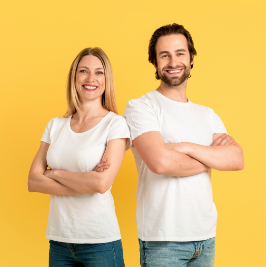 Pareja con ropa blanca