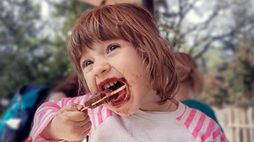 Cómo eliminar manchas de sudaderas y camisetas de color
