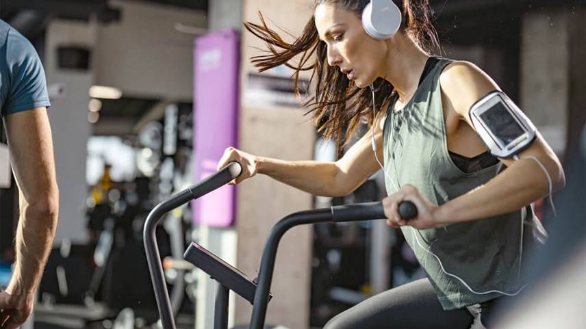 Kehon hajujen poistaminen vaatteista