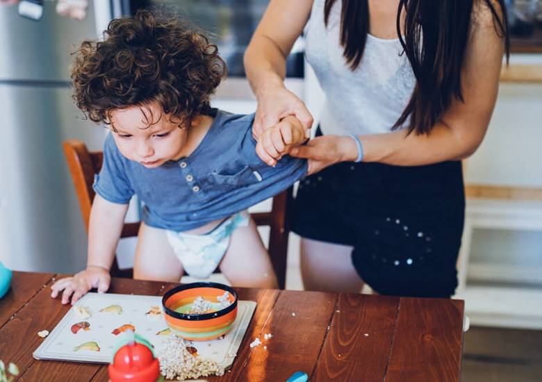 Como tirar mancha de comida da roupa branca e colorida